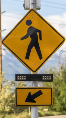 Dikey çerçeve Yaya Geçidi işareti Yaya geçidi ışıkları ve bir yol yanında Diyagonal Ok işareti