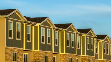 Ahşap tuğla ve beton dış duvar ile çok katlı townhouses üzerinde Panorama Mavi gökyüzü