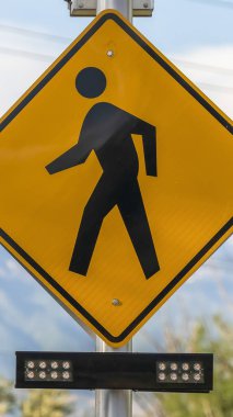 Dikey Yaya Geçidi işareti Yaya geçidi ışıkları ve bir yol yanında Diyagonal Ok işareti