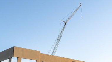 Panorama çerçeve Metal çubuklar tarafından desteklenen bitmemiş bir binanın çerçevesi üzerinde Mavi gökyüzü