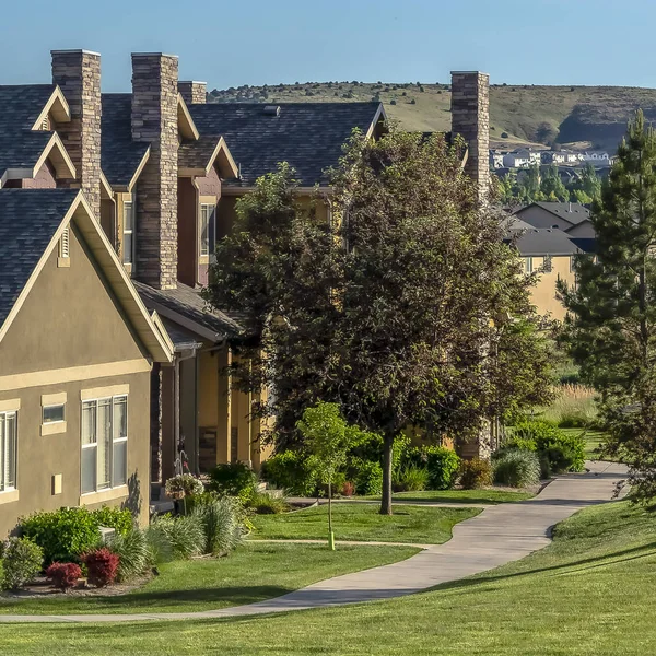 Quadro quadrado Casas bonitas em um bairro cercado por árvores e terreno gramado — Fotografia de Stock