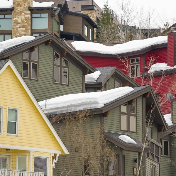Τετράγωνο πλαίσιο σπίτι εξωτερικούς χώρους με οριζόντιο τοίχο πλαισιώσει και παχύ χιόνι στις στέγες — Φωτογραφία Αρχείου