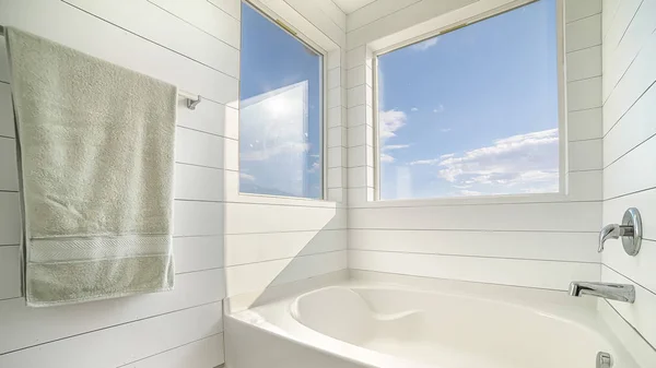 Beyaz küvet ve beyaz duvarlı Panorama çerçeve Minimalist banyo iç tasarımı — Stok fotoğraf