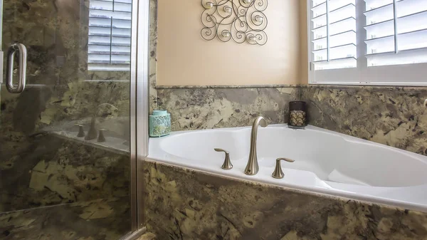 В углу ванной комнаты с декором стен и окном — стоковое фото