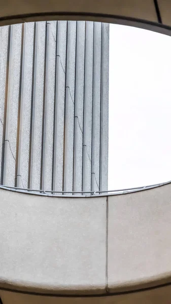 Κάθετο κλείσιμο του κυκλικού φεγγίτη με θέα το τσιμεντένιο κτήριο εξωτερικού τοίχου — Φωτογραφία Αρχείου