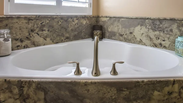 Panorama cadre Intérieur de salle de bain avec baignoire intégrée adjacente à la cabine de douche et vanité — Photo