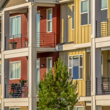 Kare çerçeve Güzel townhomes güneşli bir günde mavi gökyüzü arka plan karşı görüntülenen