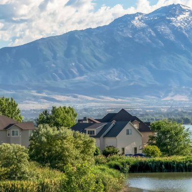 Kare çerçeve Bir göl yakınında doğal yerleşim alanı ve yemyeşil otlar ve ağaçlar ile çevrili