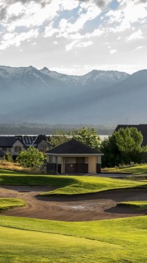 Dikey Golf sahası ve göl dağ ve vadiye bakan yerleşim alanı