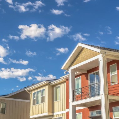 Kare çerçeve Balkonlu evlerin üst dış cephesi ve turuncu ve beyaz duvar kombinasyonu