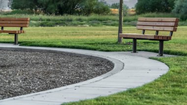 Panorama Tezgah ve dairesel yol bir çim kaplı arazi gainst ağaçlar ve dağ üzerinde