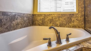 Panorama çerçeve Mermer karo duvarlı bir banyobathtun inşa temiz beyaz yakın