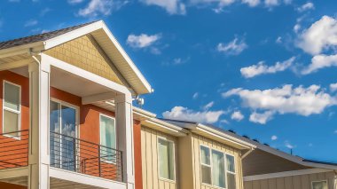 Güneşli balkonlu, beyaz ve turuncu duvarlı Panorama Çok katlı ev dış cephesi