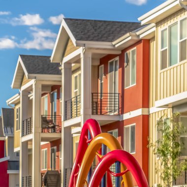 Kare çerçeve Güneşli bir günde evlerin önünde bir oyun alanında renkli tırmanma yapısı