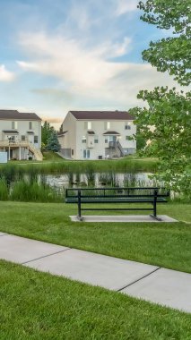 Evlerin önünde gölet köprü yolu tezgah ve ağaçlar ile Dikey Mahalle parkı