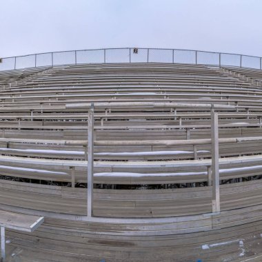 Kışın gökyüzünün bulutu altında bir spor arenasında Square Tiered oturma