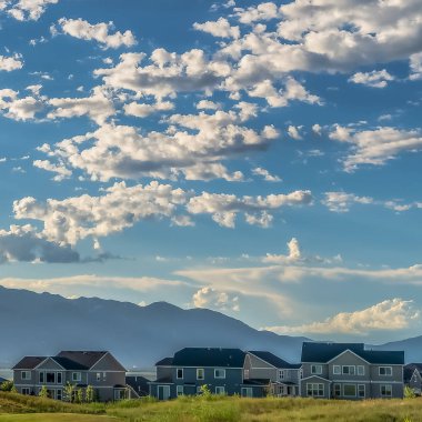 Güneşli bir günde bir göl yakınında bir golf sahası ve yerleşim alanı Square Lovely görünümü