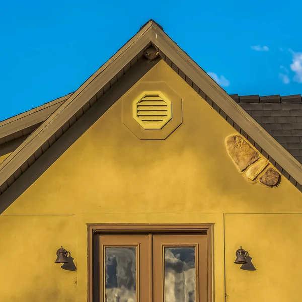 Fyrkantig ram närbild av den halva cirkulära balkongen i ett hem med dubbel dörr och brun vägg — Stockfoto
