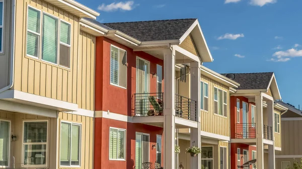 Panorama Casas con balcones porches y combinación de pared exterior blanca y naranja — Foto de Stock