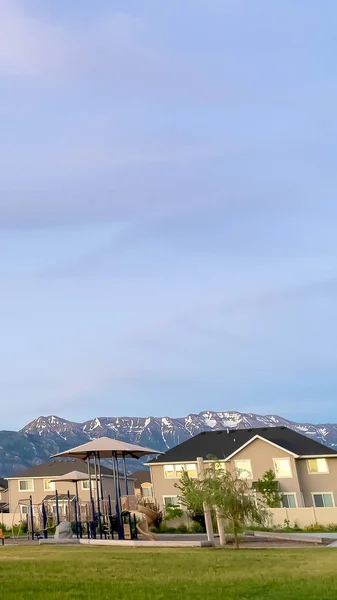 Vertical Vista panorámica de un barrio con altísima montaña y cielo nublado — Foto de Stock