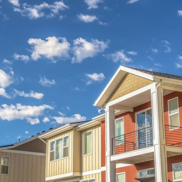 Kare çerçeve Balkonlu evlerin üst dış cephesi ve turuncu ve beyaz duvar kombinasyonu