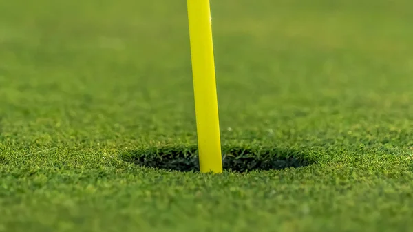 Πανόραμα Κλείστε θέα από την κίτρινη καρφίτσα και το Κύπελλο ενός γηπέδου γκολφ σε μια ηλιόλουστη μέρα — Φωτογραφία Αρχείου