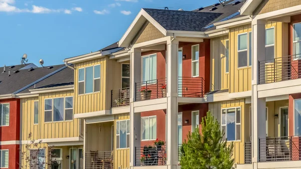 Panorama çerçeve Güzel townhomes güneşli bir günde mavi gökyüzü arka plan karşı görüntülenen