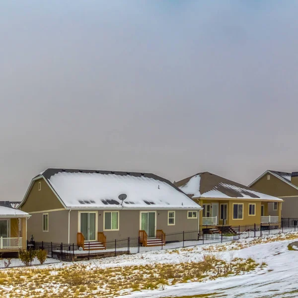 Vierkante frame charmante huizen in een weelderige vallei bedekt met verse sneeuw in de winter — Stockfoto