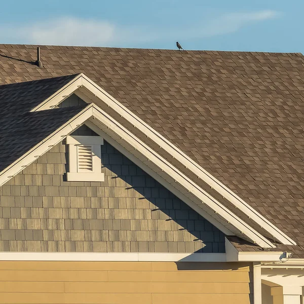 Čtverec blízko střechy domova proti modrému nebi a hoře za slunečného dne — Stock fotografie