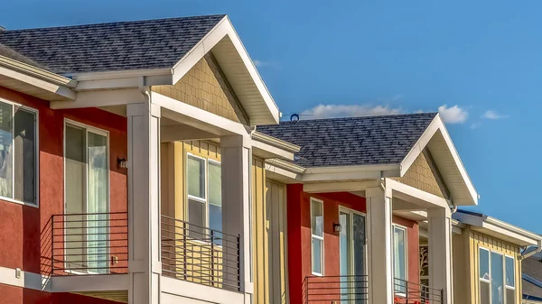 Panorama Homes güneşli bir günde gökyüzüne karşı kırmızı ve krem dış duvar kombinasyonu ile