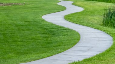 Panorama Kısa canlı otlarla kaplı bir arazi olsa da sarma bir yol yakın