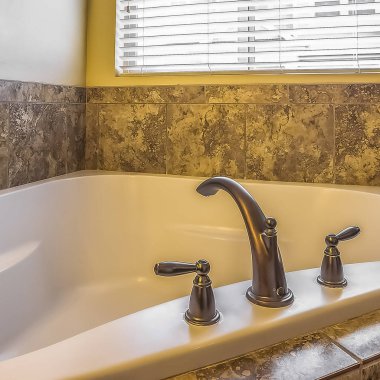 Kare çerçeve Mermer karo duvarlı bir banyo bathtun inşa temiz beyaz yakın