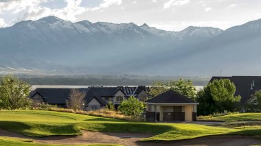 Panorama çerçeve Golf sahası ve göl dağ ve vadiye bakan yerleşim alanı