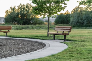 Bir çim kaplı arazi kazançlar ağaçlar ve dağ üzerinde tezgah ve dairesel yol