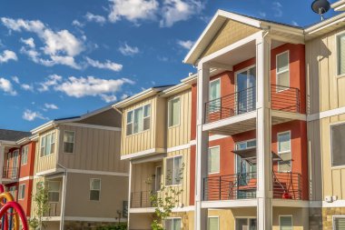 Turuncu ve beyaz dış duvar bölümleri ile çok katlı evlerin cephe