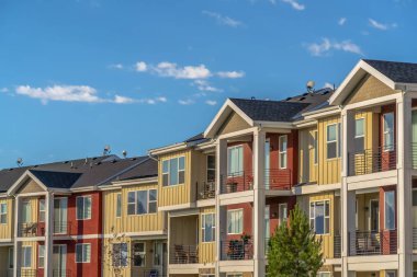 Güzel townhomes güneşli bir günde mavi gökyüzü arka plan karşı görüntülenen