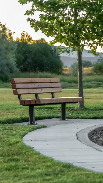 Dikey Tezgah ve dairesel yol bir çim kaplı arazi gainst ağaçlar ve dağ