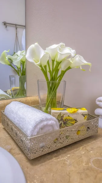 Bandeja vertical con flores de toalla y jabón colocado en la parte superior del mostrador de tocador del baño — Foto de Stock