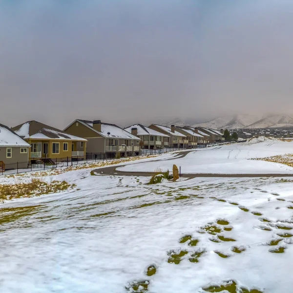 Cadre carré Maisons de charme sur une vallée luxuriante recouverte de neige fraîche en hiver — Photo