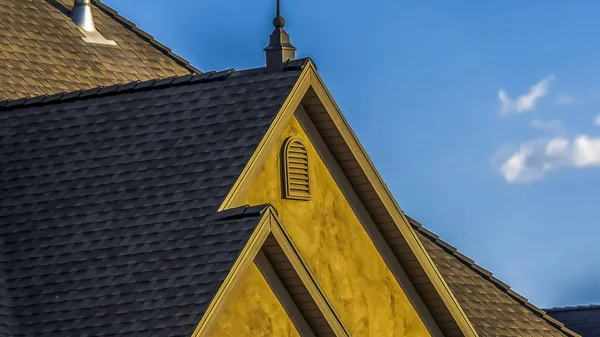 Marco panorámico Primer plano del techo y la pared marrón de una casa contra el cielo azul en un día soleado — Foto de Stock