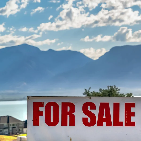 Quadro quadrado para venda sinal imobiliário com lago montanha e céu azul nublado fundo — Fotografia de Stock