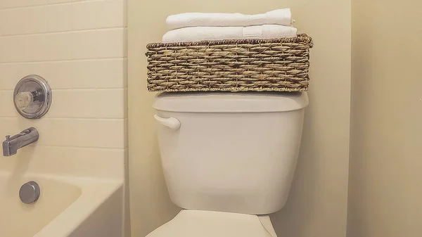 Panorama Bañera ducha y WC dentro de un cuarto de baño en casa con hormigón y azulejo de la pared — Foto de Stock