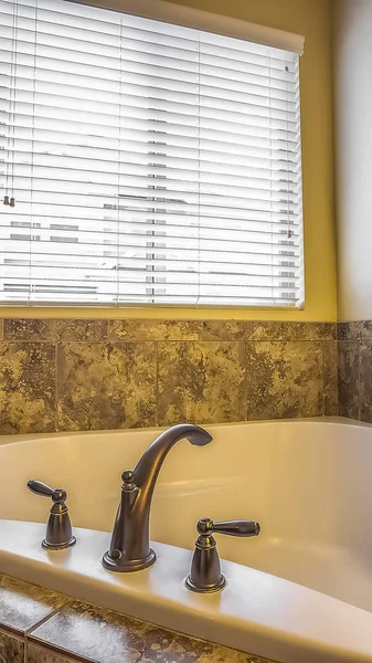Ramka pionowa zbliżenie czystej bieli zbudowany w łaźni w łazience z marmuru ściany płytek — Zdjęcie stockowe