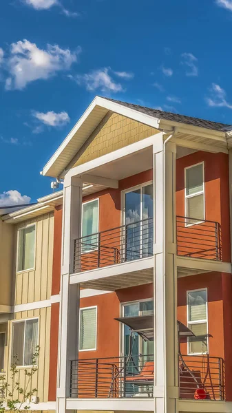 Güneşli balkonlu dikey çok katlı ev dış ve beyaz ve turuncu duvar