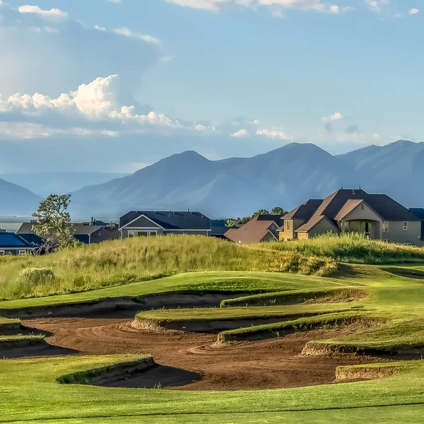 Quadratische Aussicht auf Golfplatz und Wohngebiet bei blauem Himmel an einem sonnigen Tag — Stockfoto