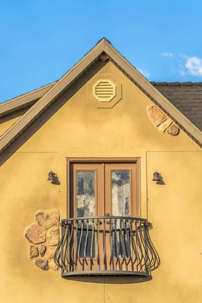 Primer plano del balcón semicircular de una casa con puerta doble y pared marrón — Foto de Stock