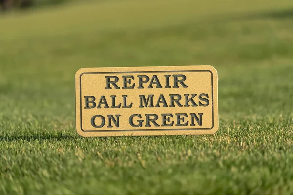 Κοντινό σημείο σε ένα γήπεδο γκολφ που διαβάζει σημάδια επισκευής μπάλας στο πράσινο — Φωτογραφία Αρχείου