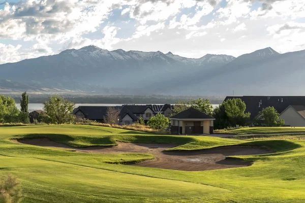 Golf sahası ve göl dağ ve vadiye bakan yerleşim alanı
