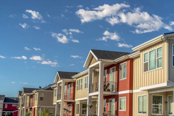 Casas con balcones porches y combinación de pared exterior blanca y naranja — Foto de Stock