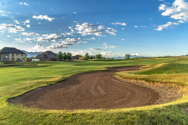 Hajóút és bunker egy golfpálya a lakások és hegyi a távolban — Stock Fotó